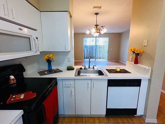 3rd image of 21300 NE 8th Ct #3005