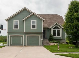 407 Killarney Ln, Smithville, MO 64089