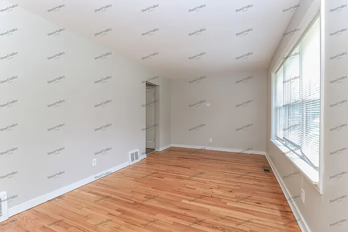 4 bed, 1.0 bath, 1080 sqft, $1,570 — Photo 4