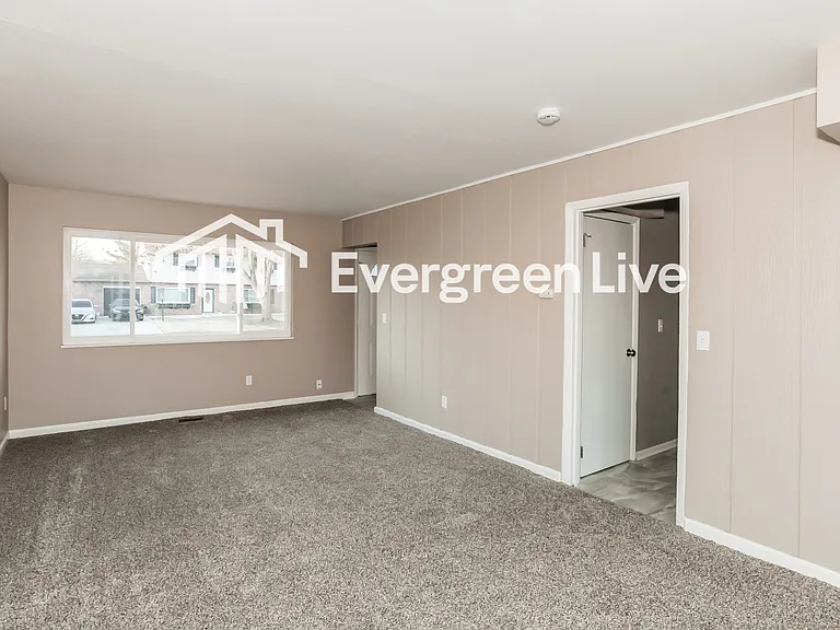 725 Decatur Ct — Photo 8