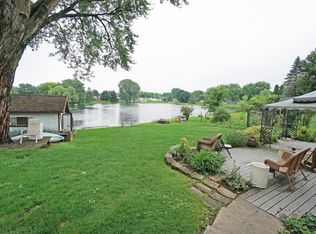 188 Ridgeway Dr, Dousman, WI 53118