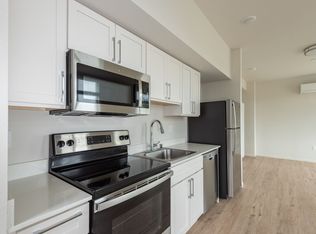 Bright Top-Floor Corner Studio with Mountain Views in the Heart of Tacoma!, Tacoma, WA 98405