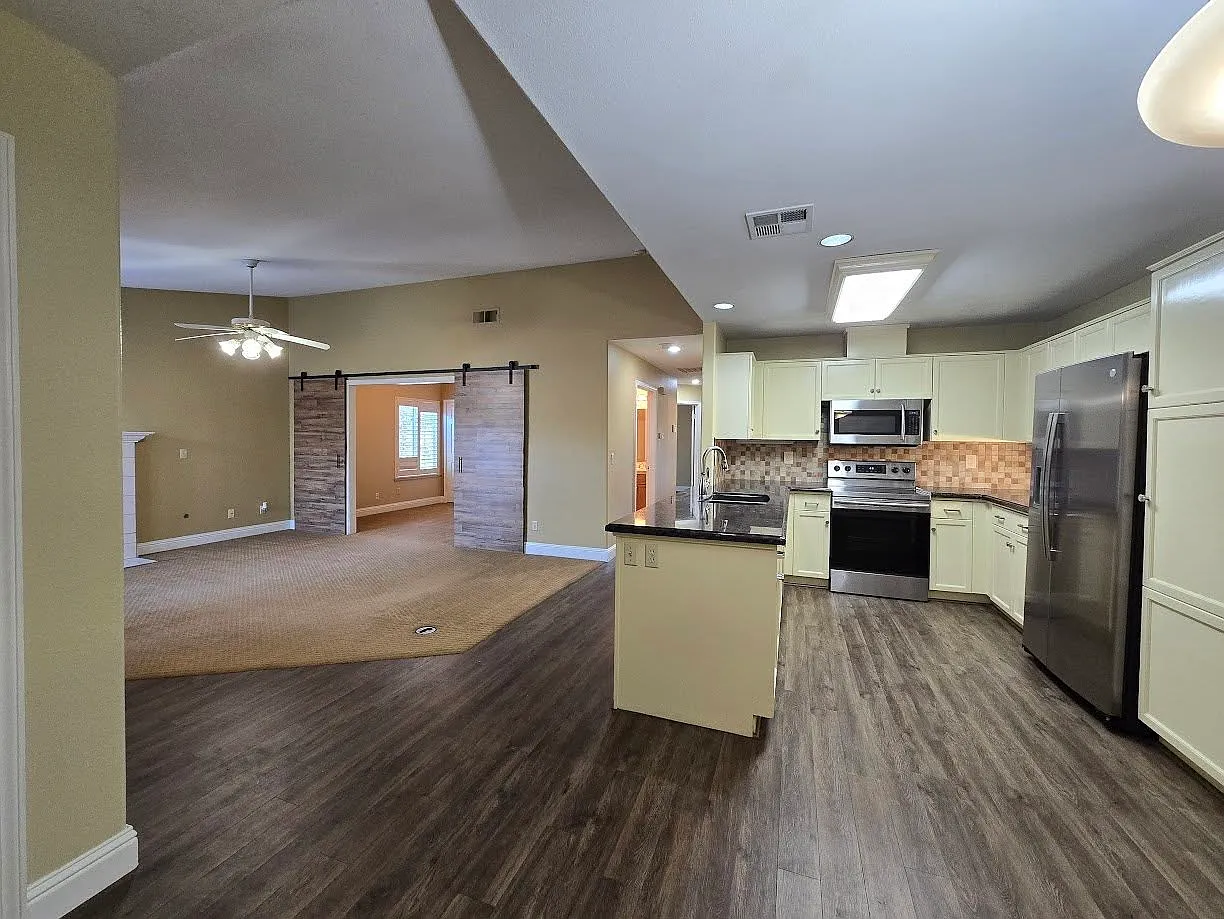 3 bed, 1275 sqft, $2,300 — Photo 3