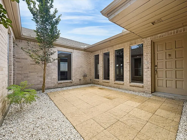 7618 Bankside Dr — Photo 15