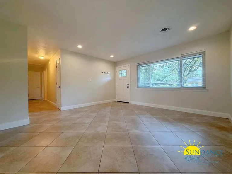 305 Leah Miller Dr — Photo 3