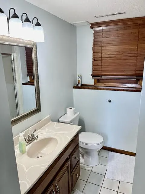 4 bed, 1971 sqft, $2,550 — Photo 2