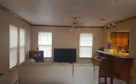 5th image of 1204 Yorkshire Ln