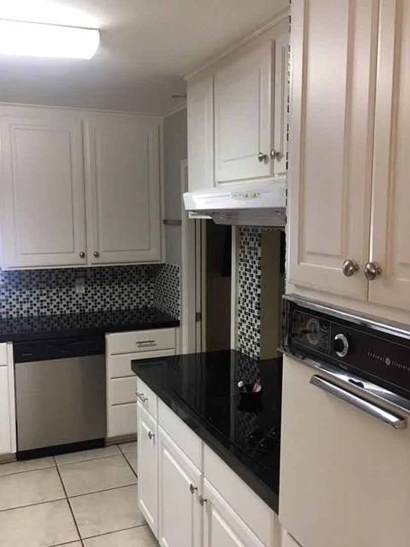 Lovely Home in Great Neighborhood — Photo 2