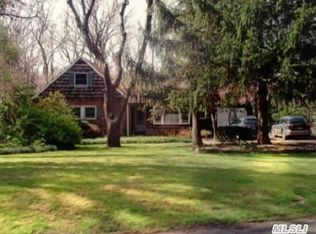 6 Meadowood Ct, Huntington, NY 11743