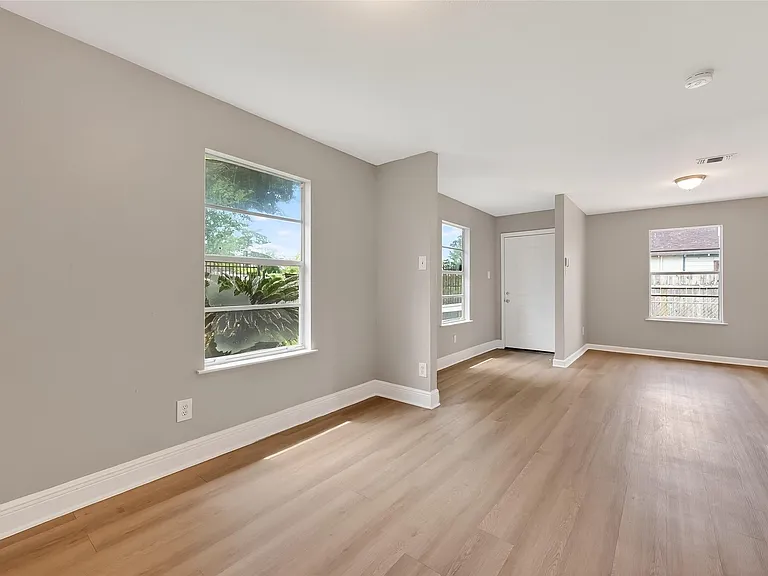 2446 Mayview Dr — Photo 9