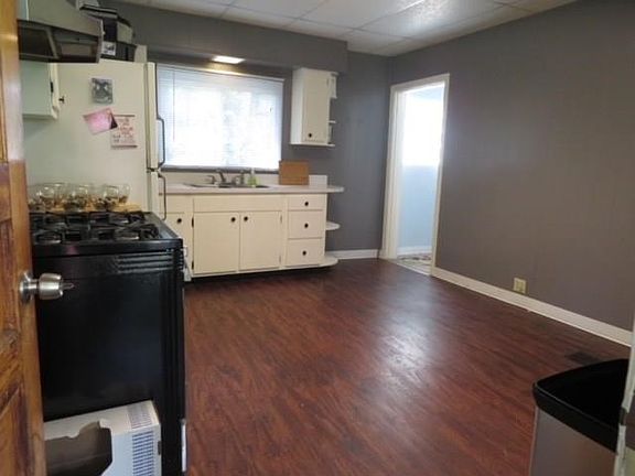 Plenty of room in the kitchen!