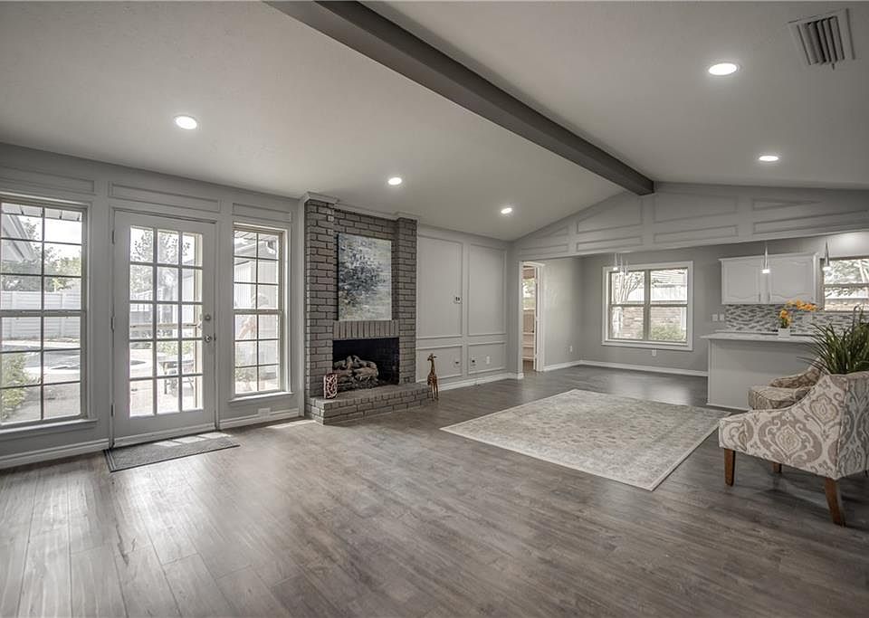 1st image of 946 Crestwood Cir