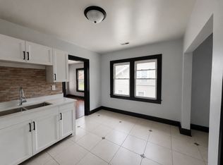 600 Sunderlin St APT 2, Waukegan, IL 60085