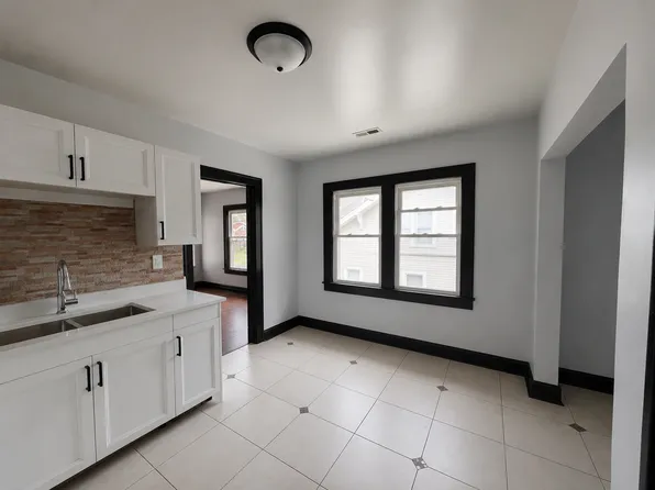 600 Sunderlin St APT 2, Waukegan, IL 60085