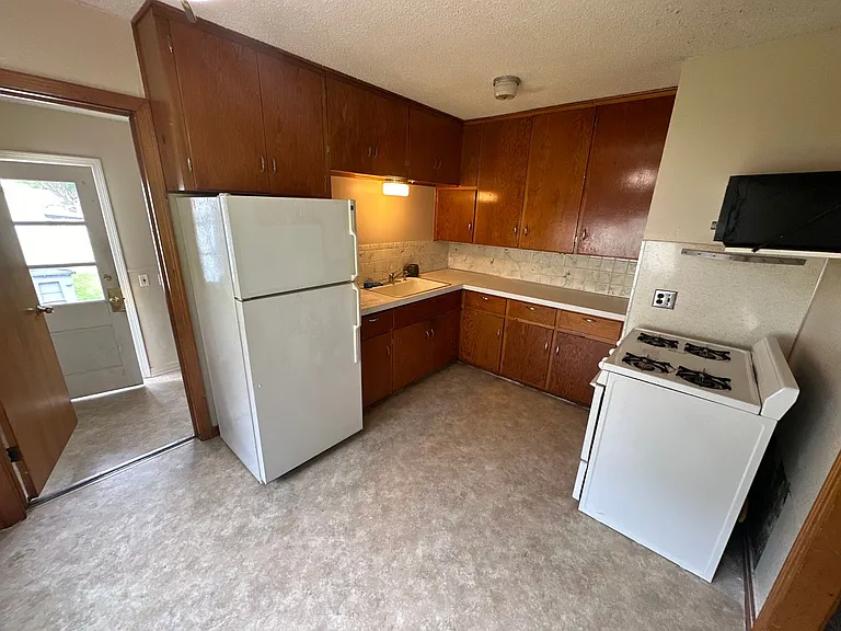 732 Elm St — Photo 2