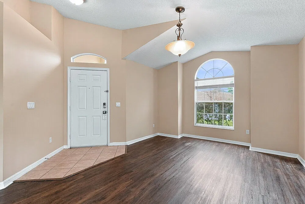 4 bed, 2.0 bath, 1819 sqft, $2,630 — Photo 3