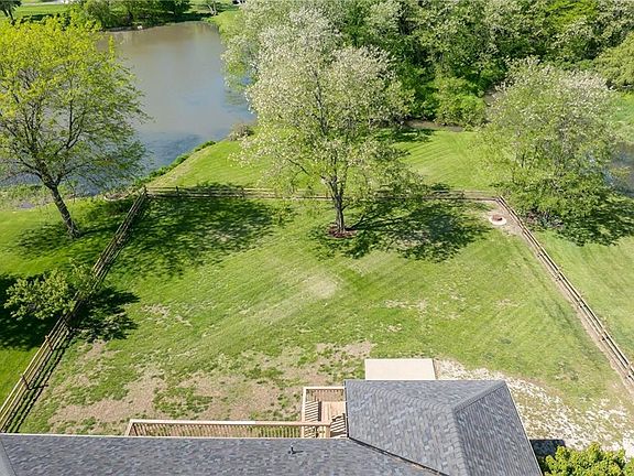 5th image of 128 Lakeview Dr