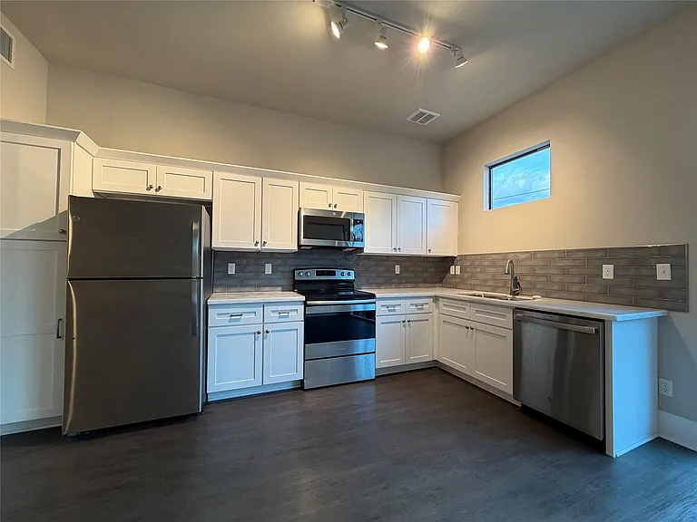 2727 Houston Ave #202 — Photo 5