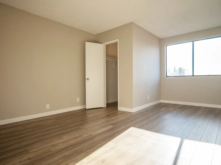 2041 N. Commonwealth Ave. — Photo 9