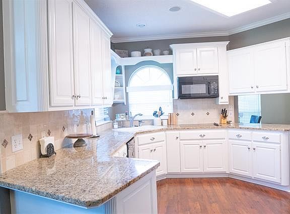 4th image of 323 Hickory Creek Dr