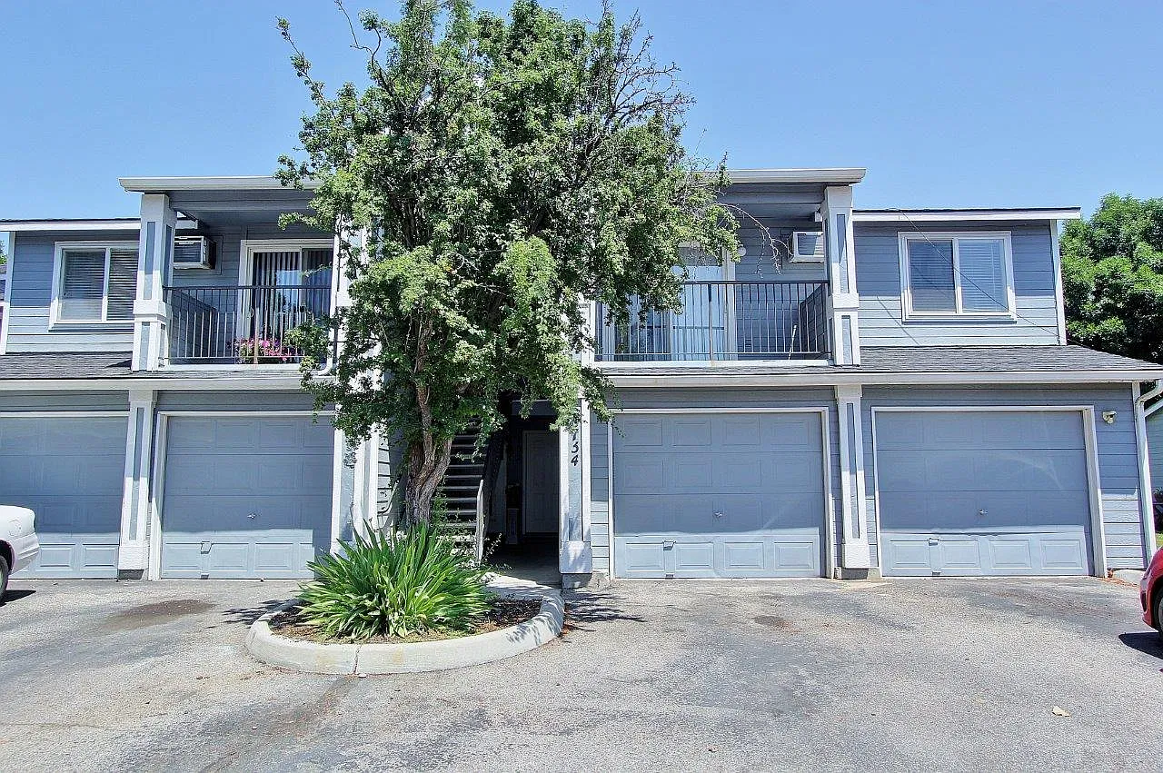 2 bed, 1000 sqft, $1,400 — Photo 1