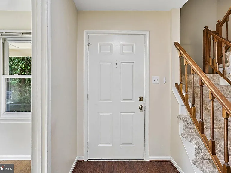 7561 Heatherton Ln — Photo 4