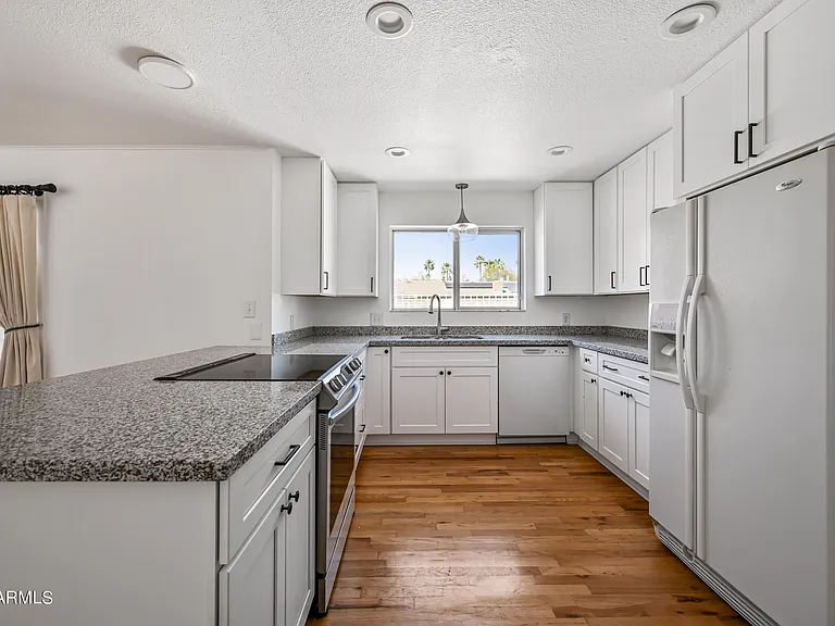 530 E Fairmont Dr — Photo 8