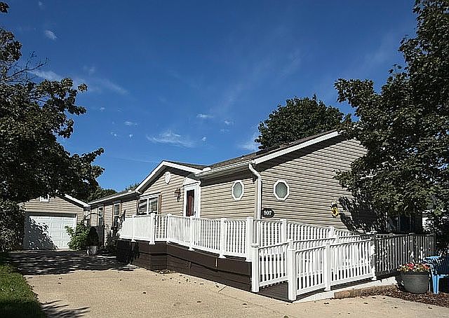 1st image of 597 Hawthorne Ln