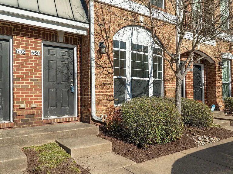 650 Claire Ln — Photo 24