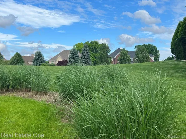 2453 Pebble Beach Dr, Oakland, MI 48363