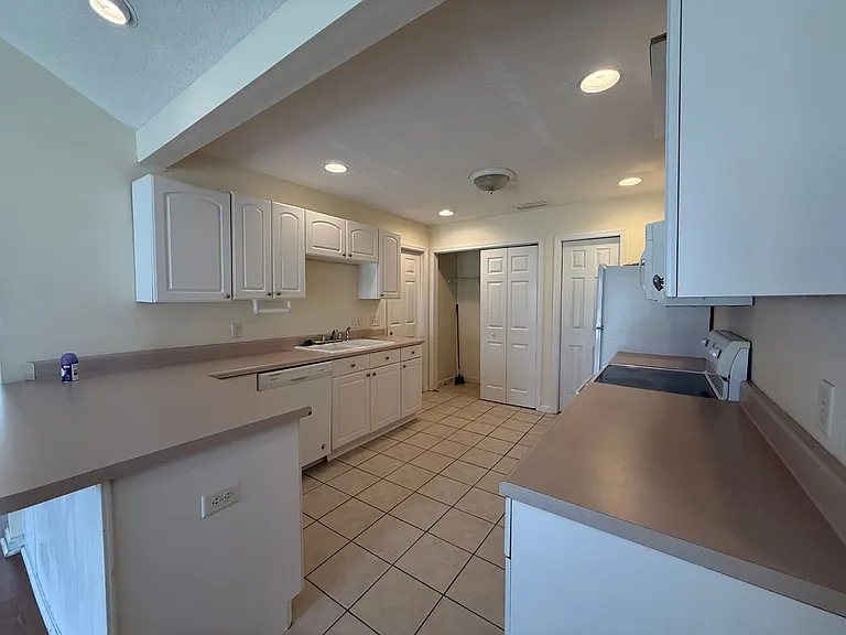221 Millcrest Dr — Photo 4
