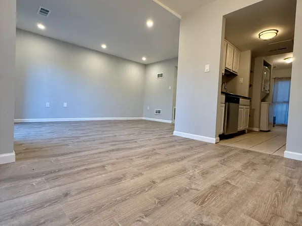 238 N Stevenson Sq, Alexandria, VA 22304