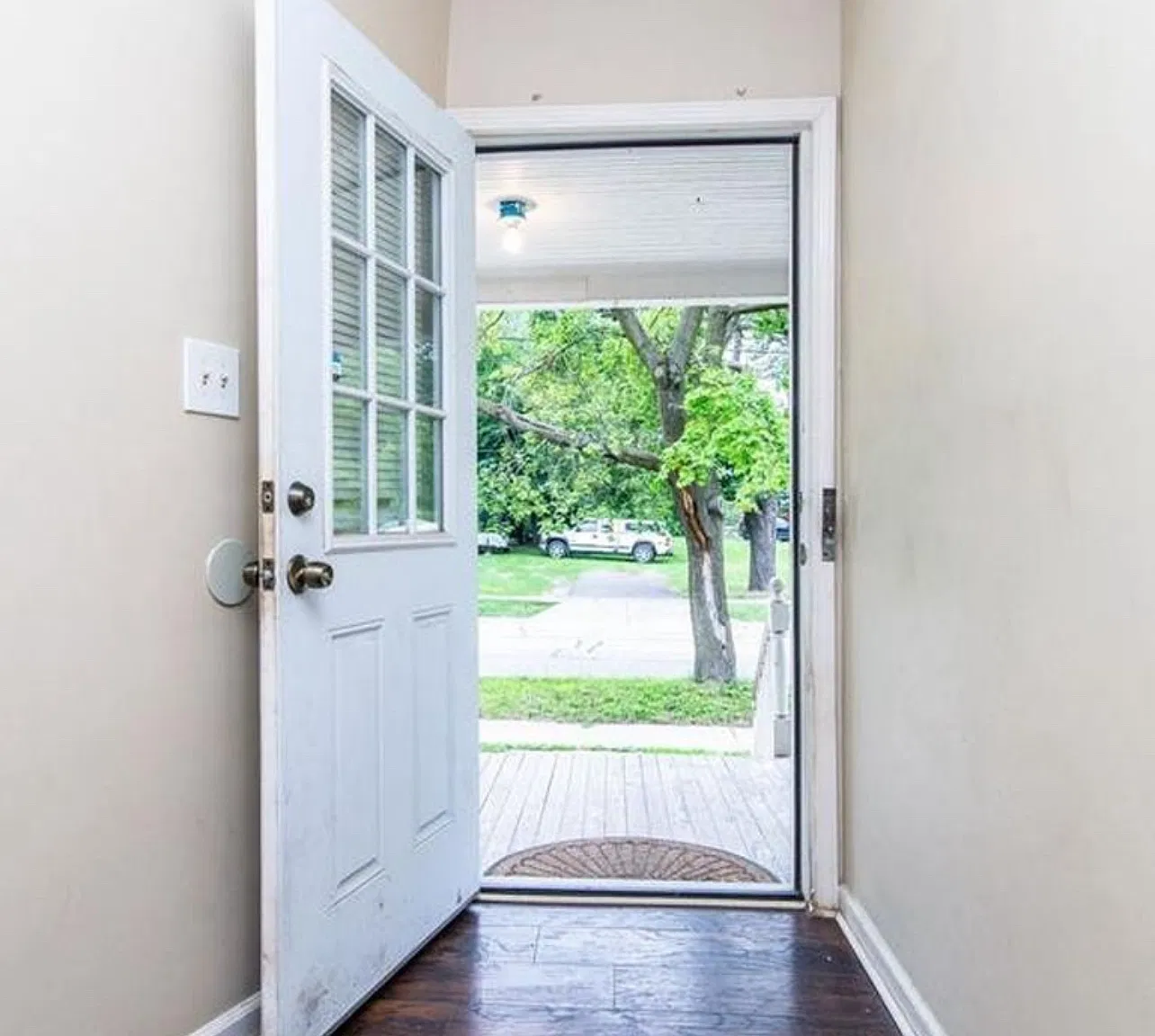 132 E Howard St — Photo 3