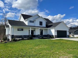 233 Apple Hill Ln, Parkersburg, WV 26104