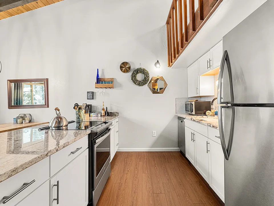 Modern Kitchen | Kitchen Island | Electric Stove