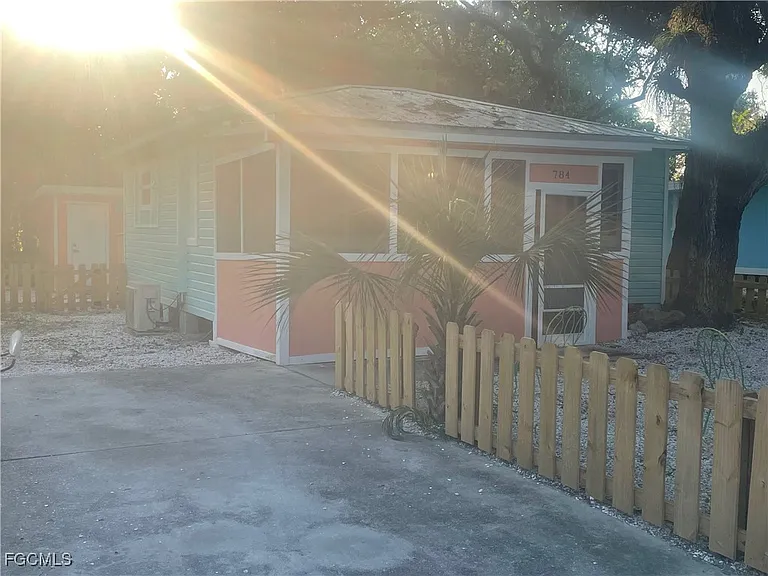 784 Oak St — Photo 19