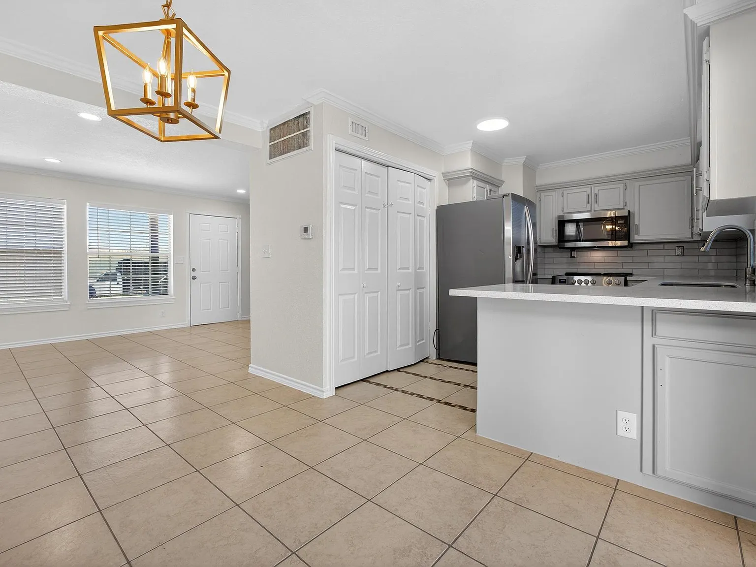 2 bed, 1.5 bath, 1068 sqft, $1,600 — Photo 2