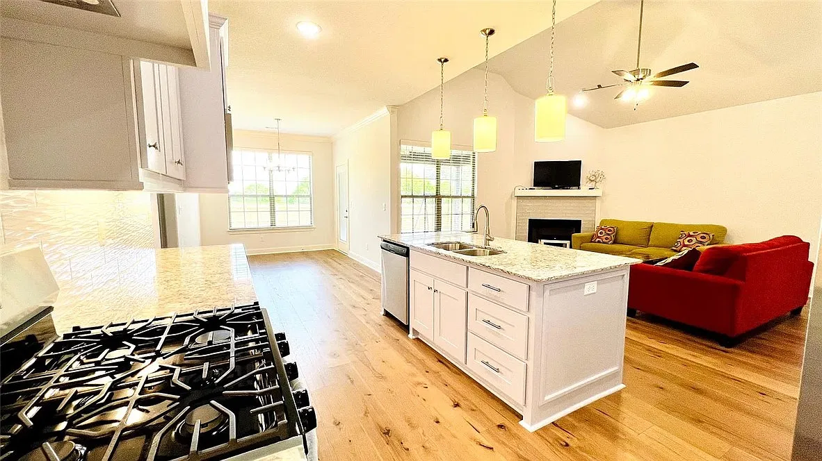 4 bed, 2.5 bath, 2008 sqft, $2,350 — Photo 4