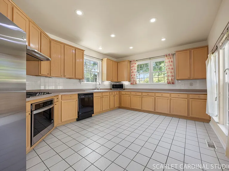 1602 Astor Ave — Photo 5