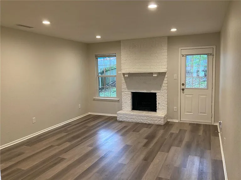 1908B Townesouth Cir — Photo 2