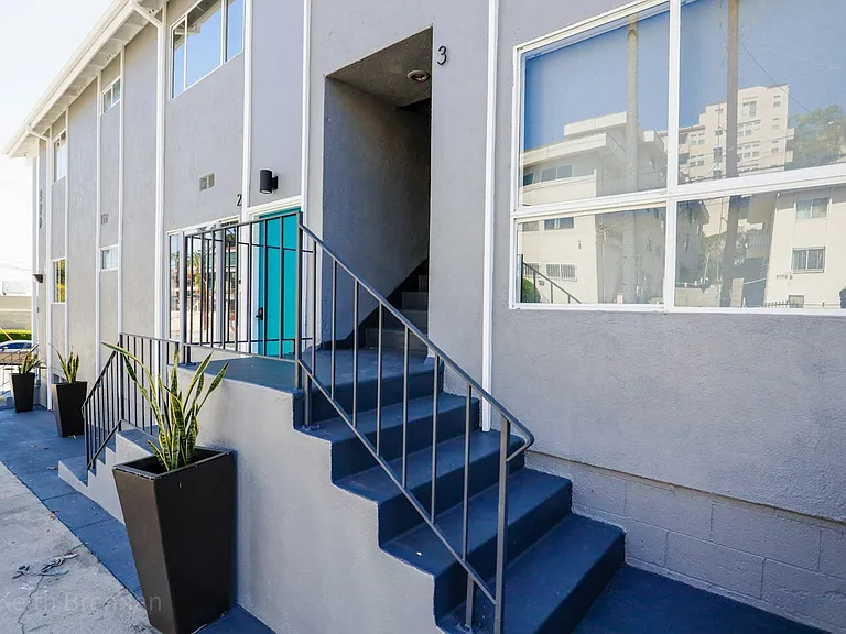 900 W College St #4 — Photo 23