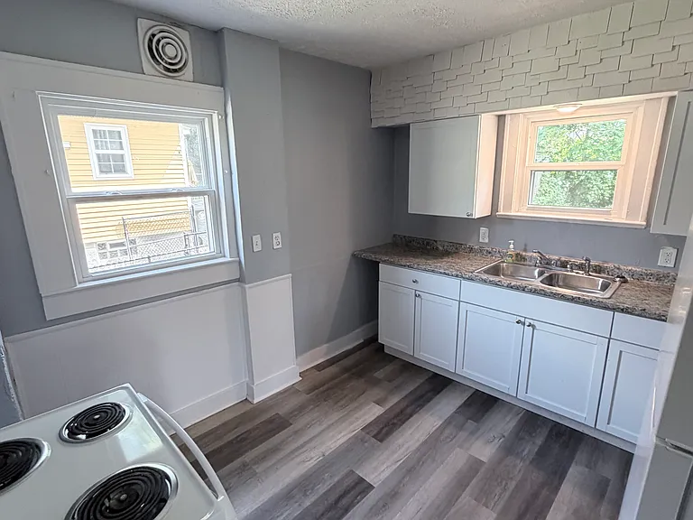 1155 Sawyer Ave — Photo 6