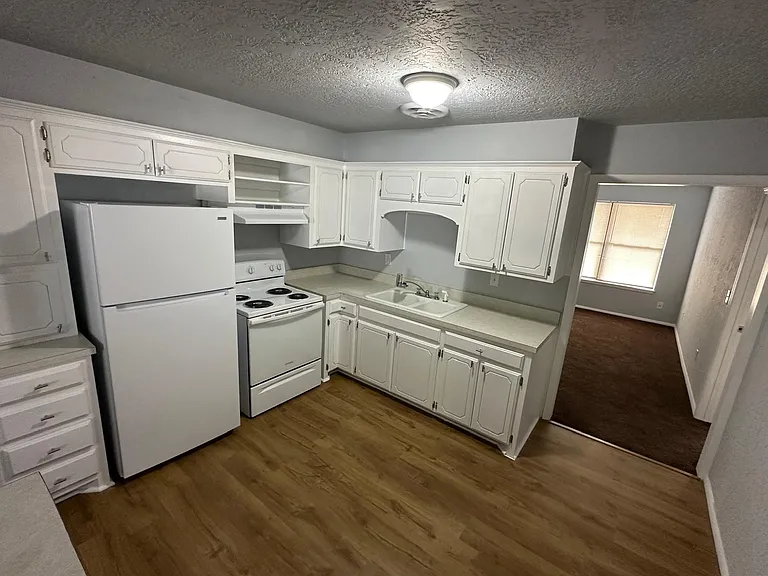 4313 NW Hoover Ave — Photo 5