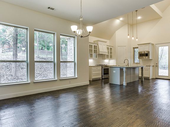 4th image of 1704 Valley View Dr