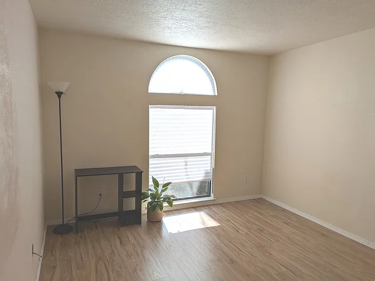 1908 Dartmouth Dr NE — Photo 1
