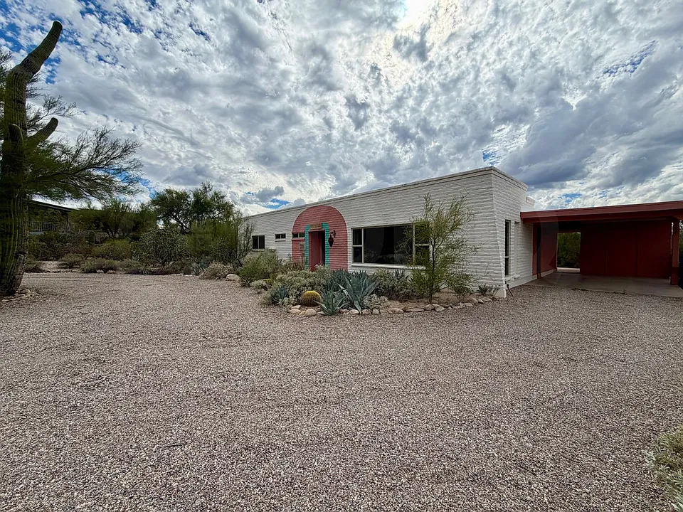 6521 N Calle Padre Felipe