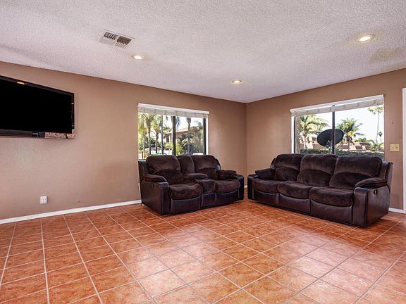5th image of 371 W Santa Barbara St