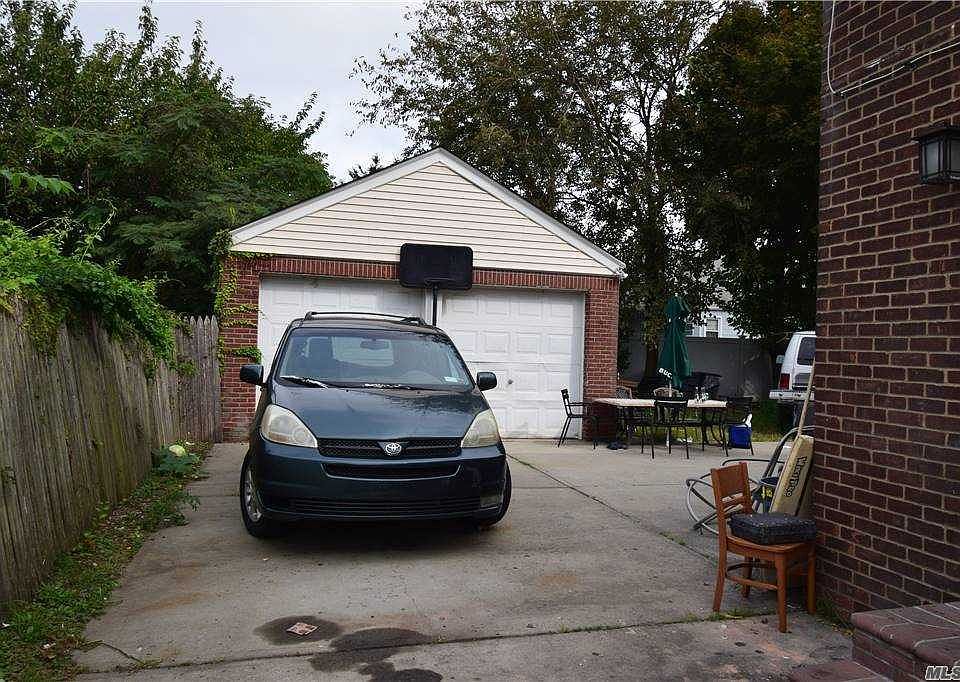 2nd image of 215 Lawson St