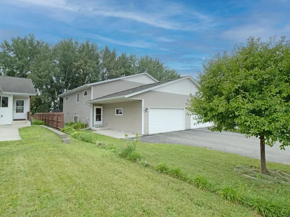 554 Hilltop Dr NE, Hutchinson, MN 55350