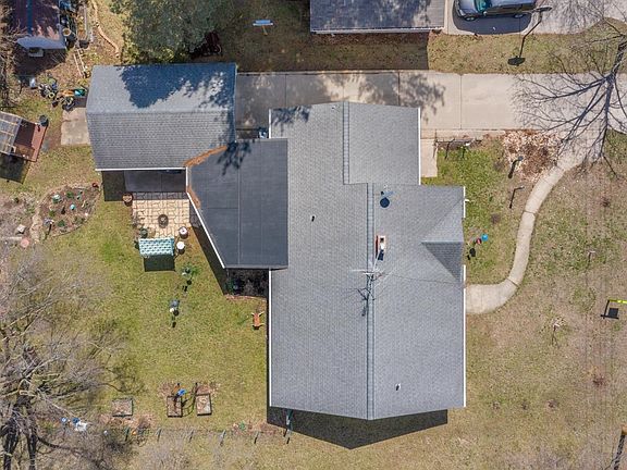 2nd image of 122 Jefferson St